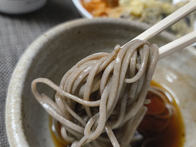 蕎麦を手繰る