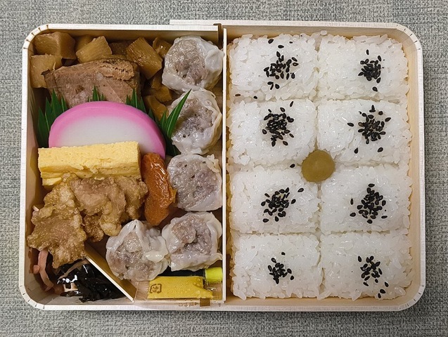 「シウマイ弁当」でランチにしたのだが、「切り昆布」を「ごはん」の上の乗せて食べると涙がでそうになった。「シウマイ弁当」は なんともな値段になのだが、市販の「弁当」では一番しっかりしていて、そしてうまい「弁当」なのだよ（笑）。（崎陽軒 松屋浅草店：花川戸1丁目：松屋浅草 B1F）