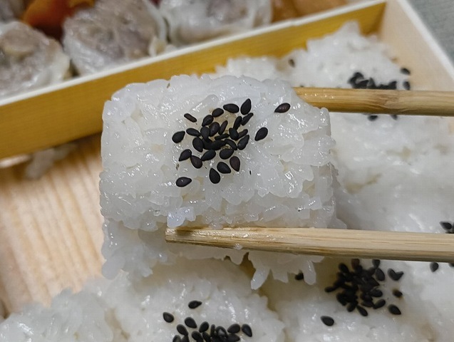 俵型ごはんを食べる