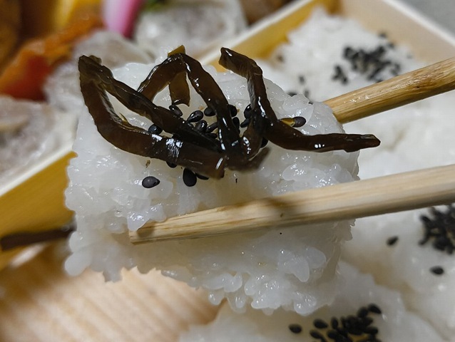 切り昆布を俵型ごはんにのせて食べる