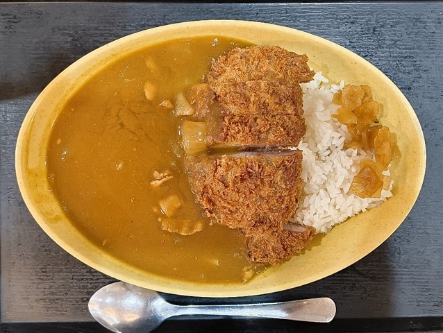 カツカレー（ご飯半分、福神漬けトッピング）