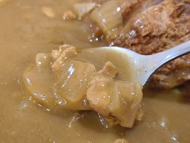 粉っぽい、少しサラサラ気味のカレーだ