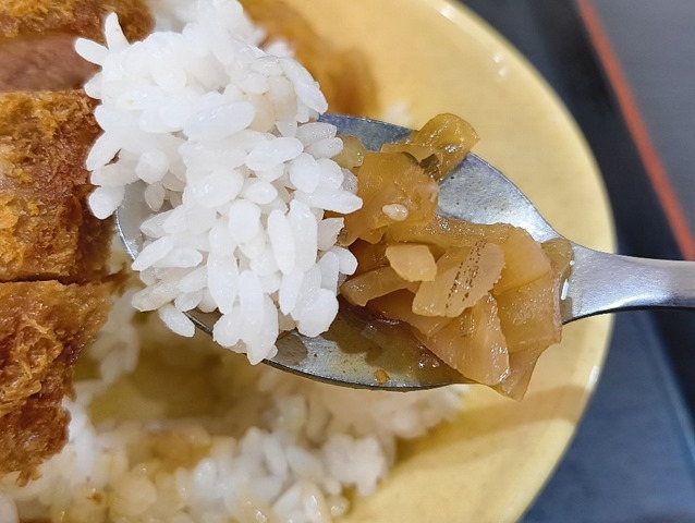 ご飯に福神漬けをのせて食べる