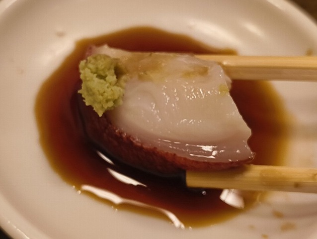 たこを醤油を付けて食べる
