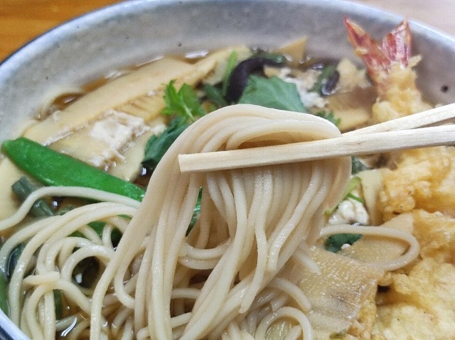 蕎麦を手繰る