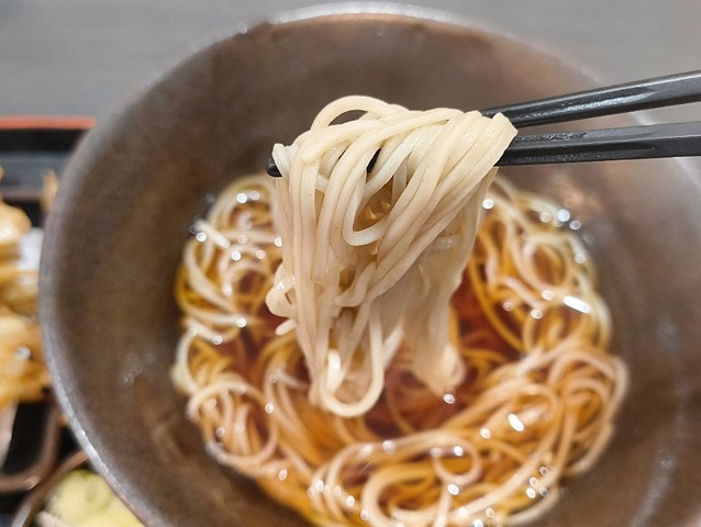 恒例になったかけそばを一手繰り
