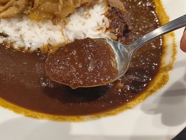 カレーを食べる