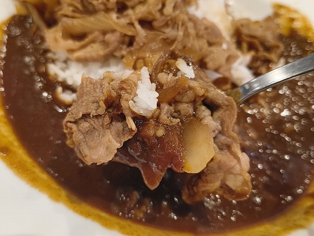 カレーと牛めしのあたまとご飯を一緒に食べる