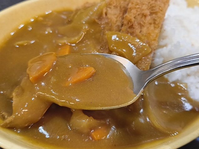 カレーを食べる