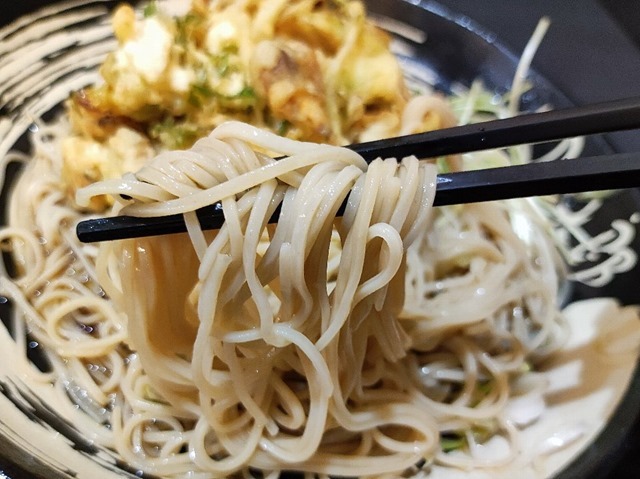 蕎麦を手繰る