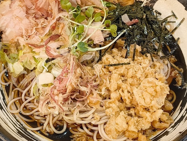 蕎麦の上を飾る数々のトッピングが見事だ