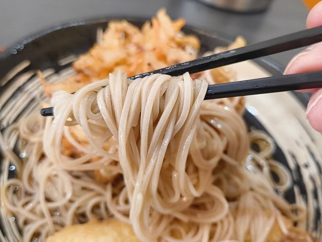 蕎麦を手繰る