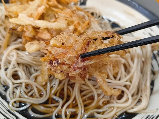 野菜かきあげを食べる