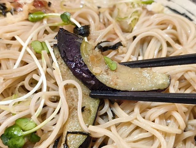 茄子と蕎麦を一緒に食べる