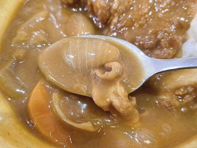 粉っぽい、少しサラサラ気味のカレーだ