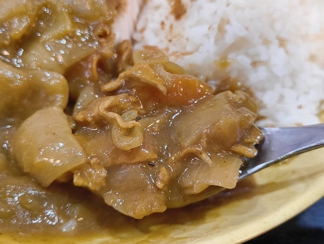カレーを食べる