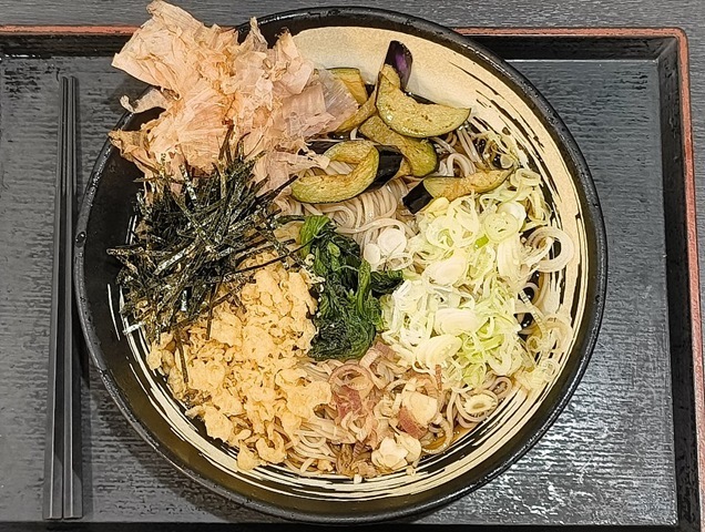 「ゆで太郎」の「薬味そば」を脱力しつつ掻き混ぜる。この蕎麦のうまさはやっぱり掻き混ぜてこそのものなのだが、今までは全力を傾けてやっていたのだ。だが、今回は適当に（たぶん10分の1位の感じで）掻き混ぜた。そしたら5％ほどうまくなったのだよ（笑）。（ゆで太郎 もつ次郎本所吾妻橋店：墨田区吾妻橋3丁目）