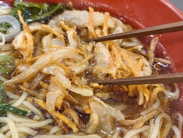 かきあげをスープで崩す