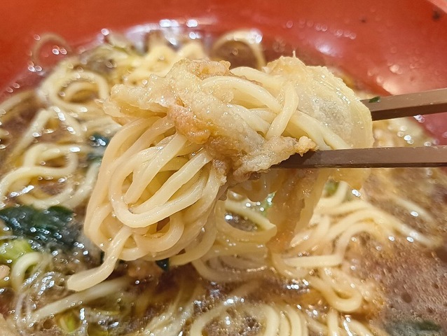 ラーメンとかきあげを食べる