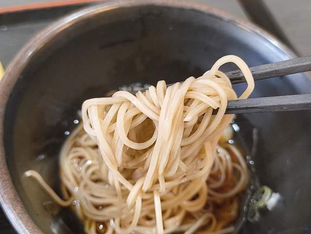 蕎麦を手繰る