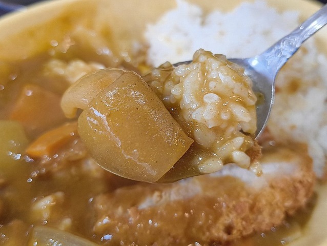 カレーライスを食べる