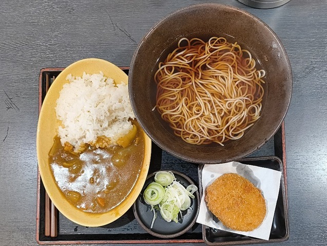「ゆで太郎」の「ミニカレーセット」（温）+「コロッケ」（無料クーポン）でランチ。今回は「コロッケ」を「蕎麦」と「カレー」のどちらに入れようかと迷ったのだが、結局「コロッケそば」にしてみたのだよ。勿論、うまいかったのだ（笑）。（ゆで太郎 もつ次郎本所吾妻橋店：墨田区吾妻橋3丁目）