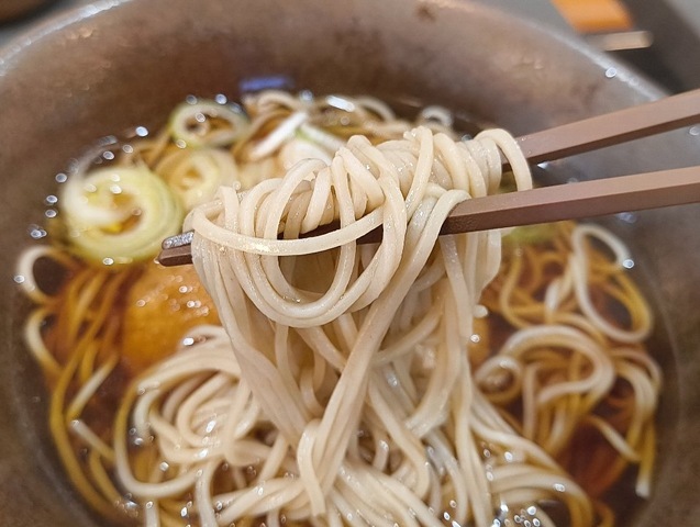 蕎麦を手繰る