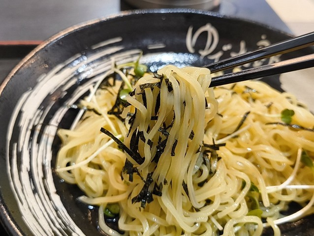 中華麺を海苔と一緒に食べる
