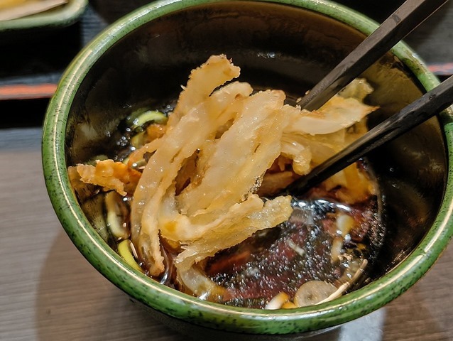 かきあげを食べる