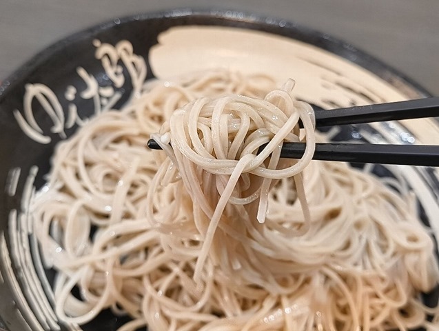 蕎麦を手繰る