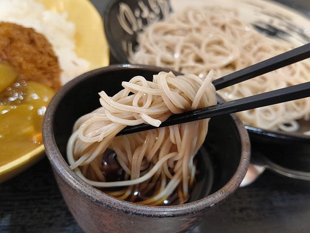 長い蕎麦を汁にどっぷりとつける
