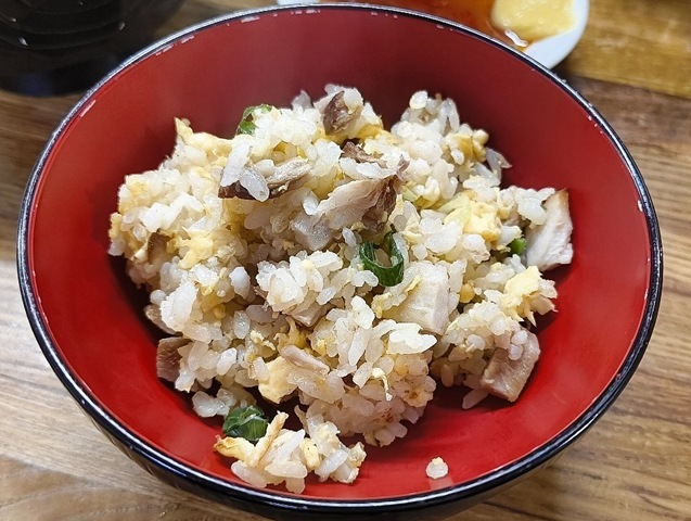 チャーハンは4分の1だけをお茶碗にもらった