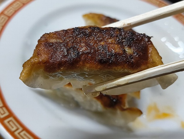 餃子を食べる