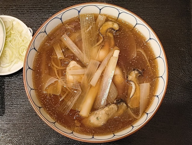 浅草の『街的』はやっぱり『弁天』だ。二年の空白を埋める「かき南そば」とビール。蕎麦を手繰れば、甘い葱がとろりと絡みついてくる。葱とかきを一緒に頬張る幸福感。やっぱり『弁天』は最高にうまかったのだよ（笑）。（弁天：浅草三丁目）