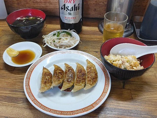 「亀戸餃子錦糸町店」で「チャーハン」と「餃子」と「ビール」でランチ。ほんとうは全部食べたい「チャーハン」だが、家人に4分の１に減らされ、でも「餃子」は3皿食べたのだ。うまかったのだよ（笑）。（亀戸餃子錦糸町店：墨田区江東橋3丁目）