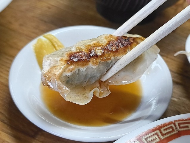 餃子を食べる