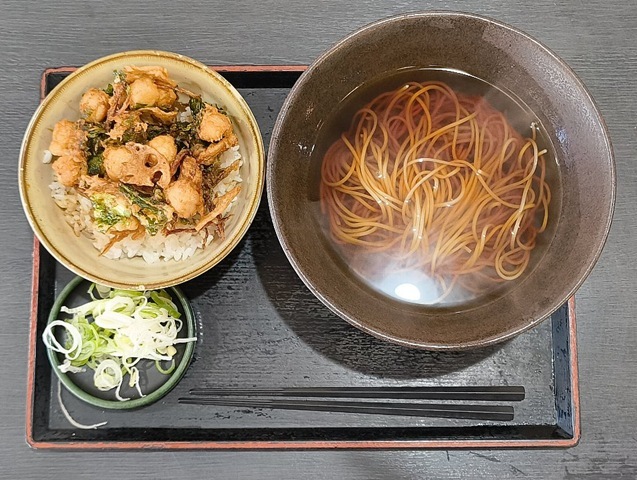 「ゆで太郎」で「小柱と春菊のミニかきあげ丼セット」（温）でランチ。実はこれ「小柱と春菊のかきあげそば」と間違って頼んだのだが、甘いタレが「かきあげ」に掛かる「天丼」がこんなにうまいのかと驚いたのだよ（笑）。（ゆで太郎本所吾妻橋店：墨田区吾妻橋3丁目）