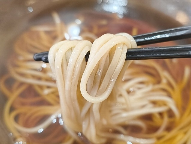 蕎麦を手繰る