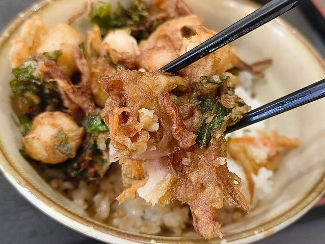 かきあげ丼を食べる