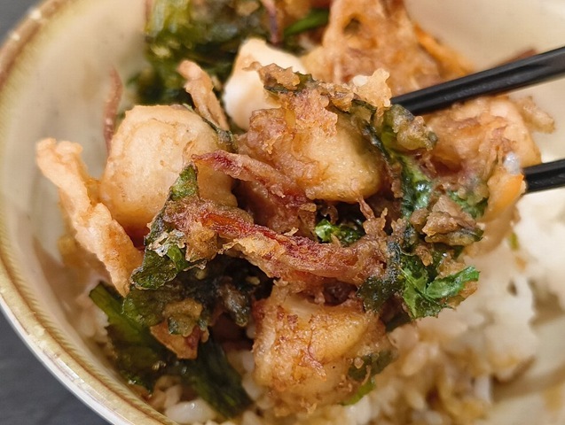 かきあげ丼を食べる