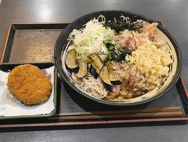 薬味そば（大盛）とコロッケ
