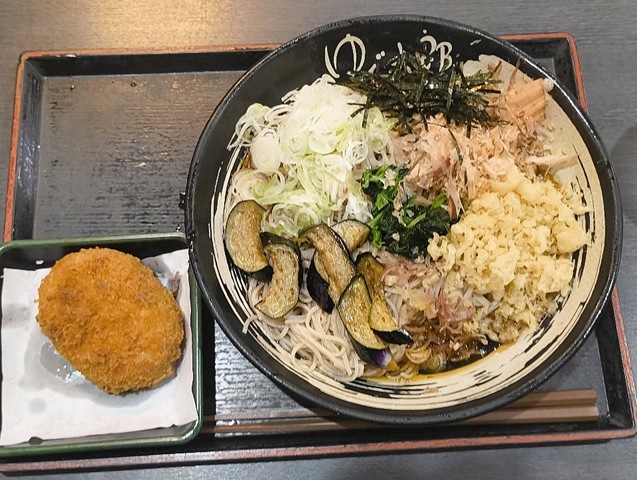 薬味そば（大盛）とコロッケ