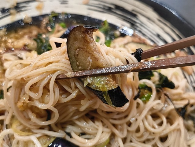 蕎麦を手繰る