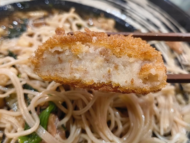 コロッケを食べるみる