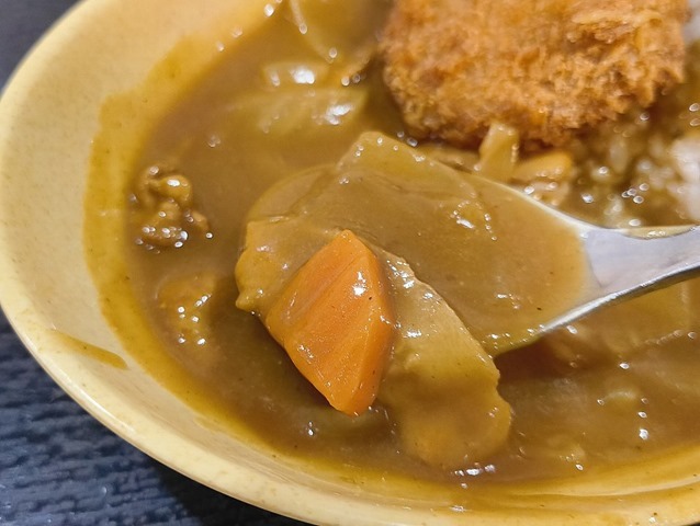 カレーを食べる