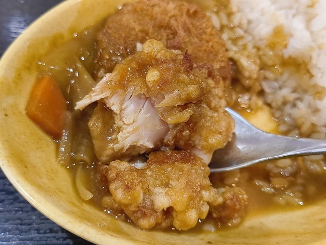 唐揚げとカレーを食べる