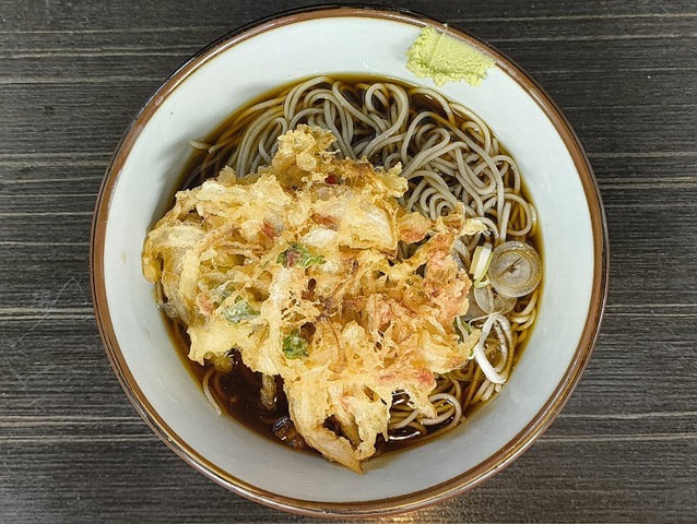 『文殊浅草店』で「冷しかき揚げそば」でランチ。揚げ置きの「かき揚げ」のほどけ具合が、温かい蕎麦に比べると遅い。その為、蕎麦と「かき揚げ」のハイブリッド感は別もののように感じられる。しかし「冷し」で食べると、蕎麦と「かき揚げ」のうまさがより引き立つのだよ（笑）。（文殊浅草店：浅草一丁目：浅草地下街）