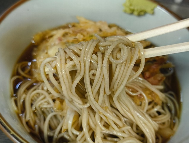 蕎麦を手繰る