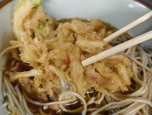 かき揚げを食べる
