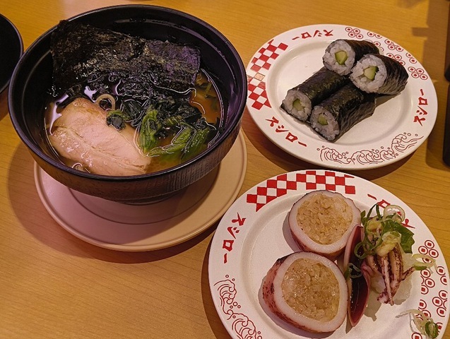 らーめん 武双家監修 家系風！豚骨醤油ラーメン、いか飯風すしとゲソにぎり、きゅうり巻